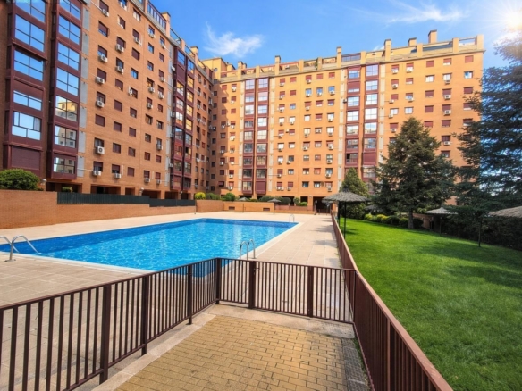Piso en venta en Madrid, Av. Poblados Zona Carabanchel: 4 habitaciones , 2 baños con plaza de garaje