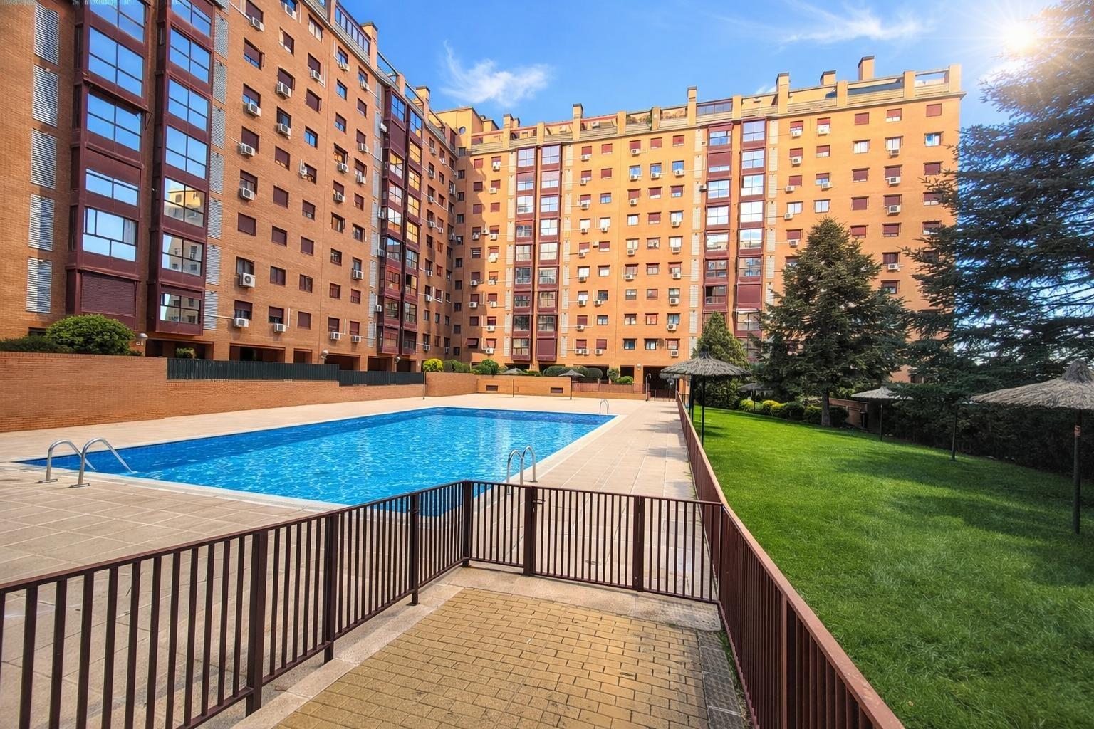 Piso en venta en Madrid, Av. Poblados Zona Carabanchel: 4 habitaciones , 2 baños con plaza de garaje