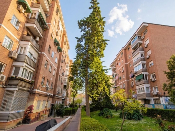 Piso en venta en Madrid Calle Illescas, Zona Aluche:  3 habitaciones, 1 baño ,Parking en superficie.