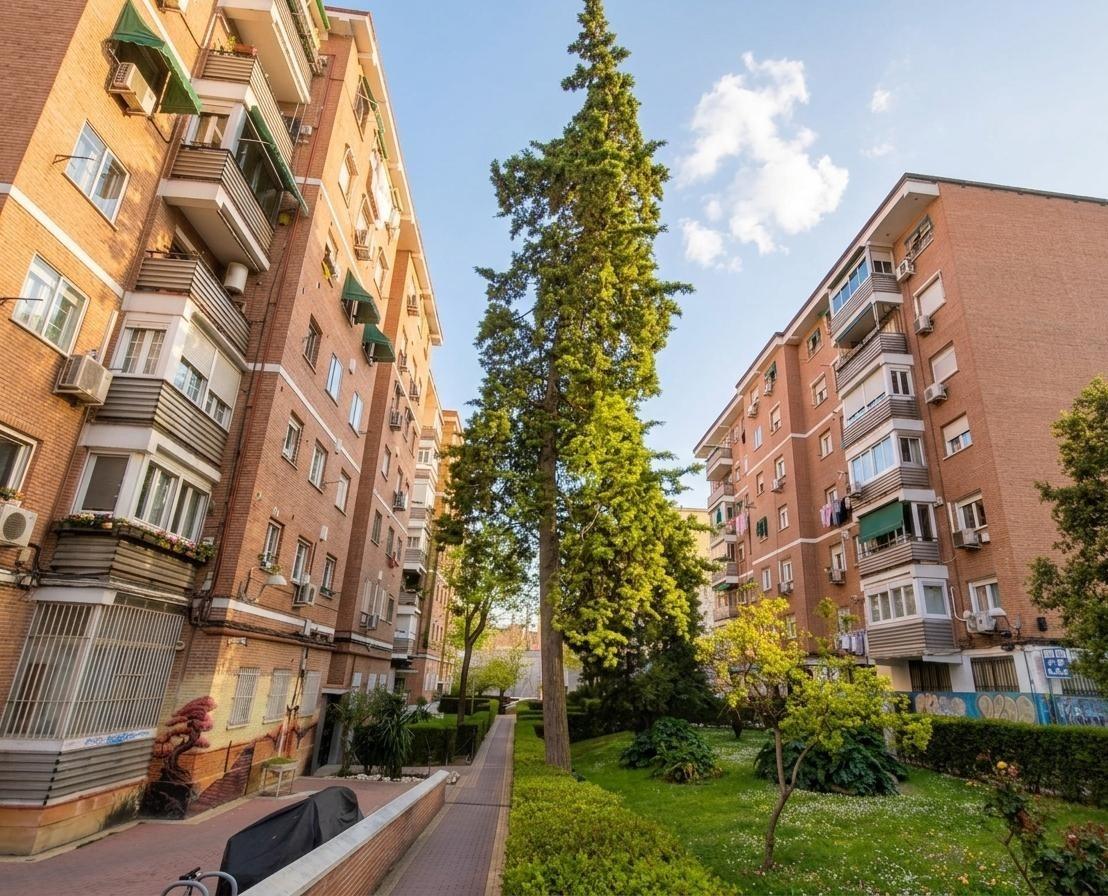 Piso en venta en Madrid Calle Illescas, Zona Aluche:  3 habitaciones, 1 baño ,Parking en superficie.