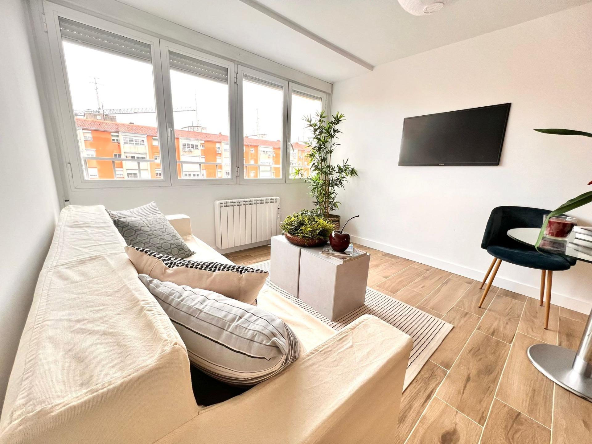 SE VENDE PISO  REFORMADO TOTAL  MUY  LUMINOSO ZONA ABRANTES 3 HABITACIONES 5ºPLANTA CON ASCENSOR